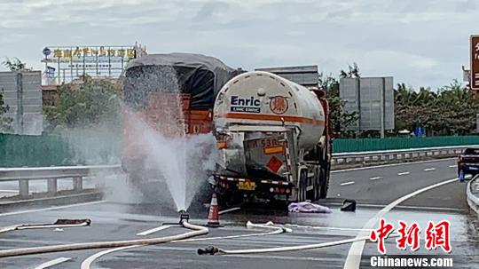 圖為處置現(xiàn)場。王蕾 攝 尹海明 攝